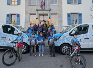 Remise de deux mini-bus aux associations de Mieussy